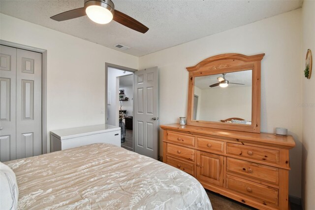 bedroom featuring ceiling fan, a textured ceiling, and a closet