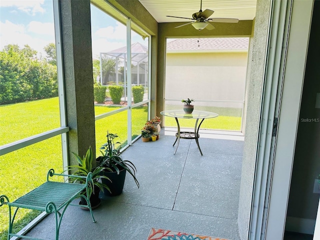 sunroom with ceiling fan