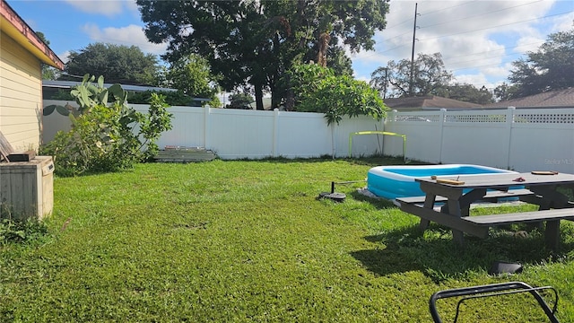 view of yard with a swimming pool