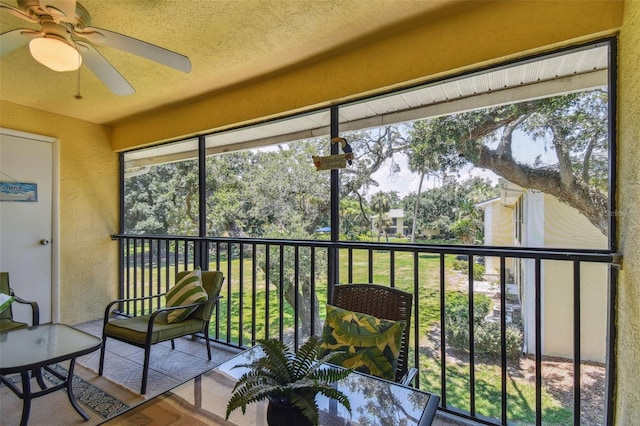 sunroom with ceiling fan