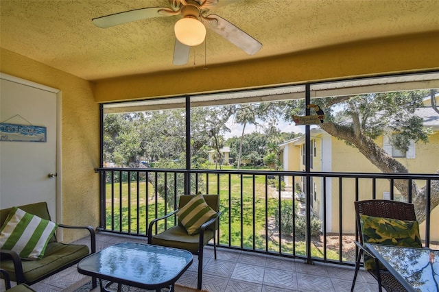 sunroom with ceiling fan