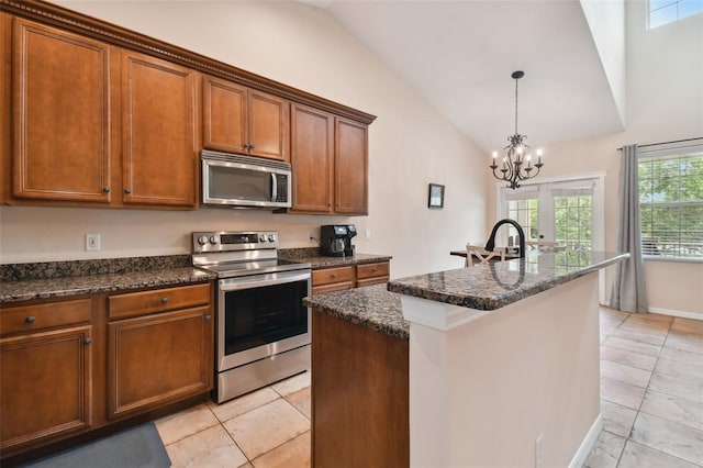 kitchen with stainless steel appliances, a kitchen island with sink, light tile patterned floors, an inviting chandelier, and lofted ceiling