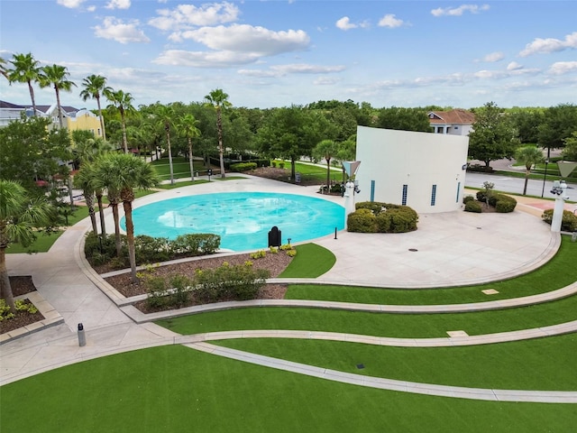 view of swimming pool featuring a lawn