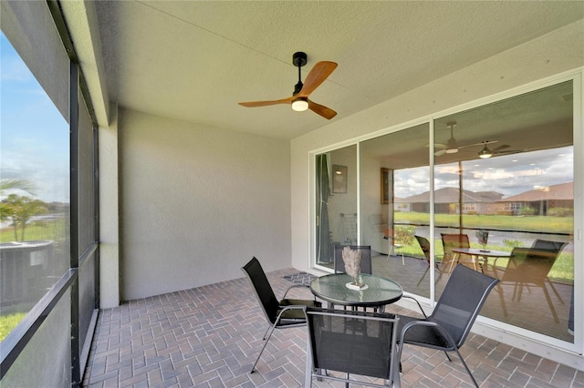 sunroom with ceiling fan