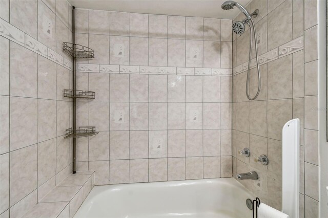 bathroom with tiled shower / bath combo