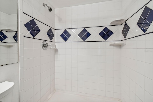 full bath featuring a tile shower and toilet