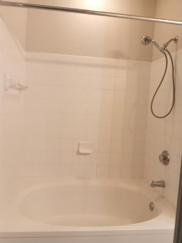 bathroom featuring tiled shower / bath