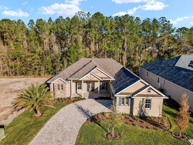 craftsman-style home featuring a front lawn and a porch