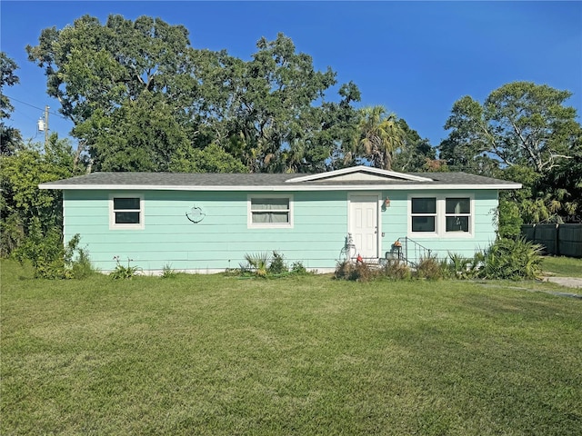 view of front of property featuring a front yard