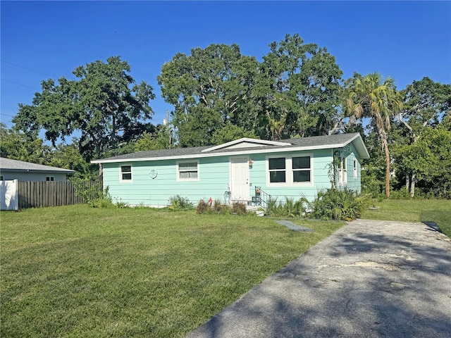 view of front of home featuring a front yard