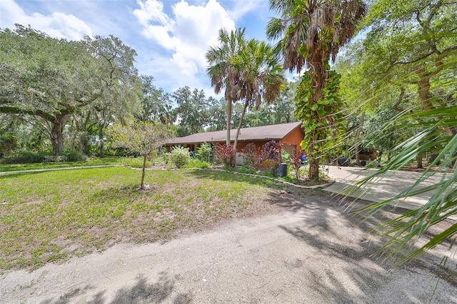 view of front of property featuring a front yard