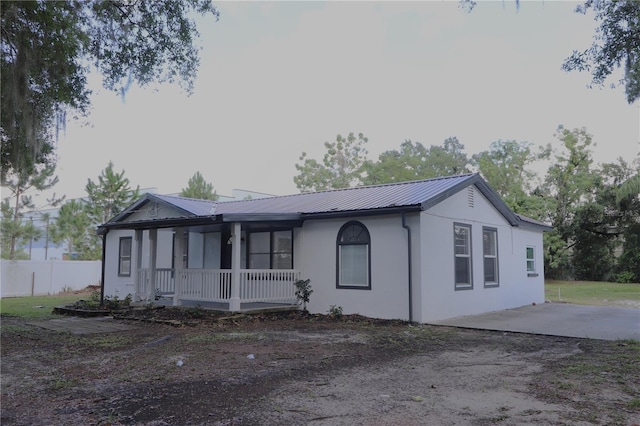 ranch-style home featuring covered porch