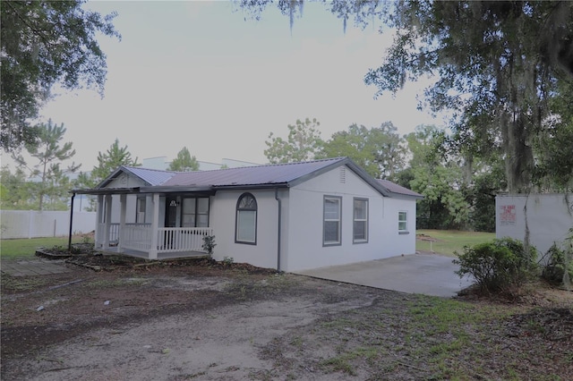 ranch-style house featuring covered porch