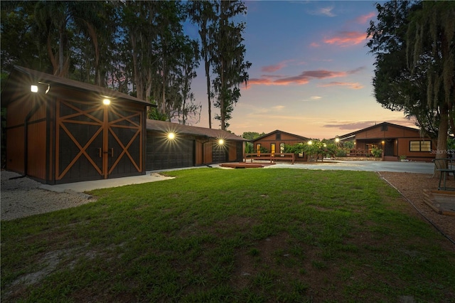 view of yard at dusk