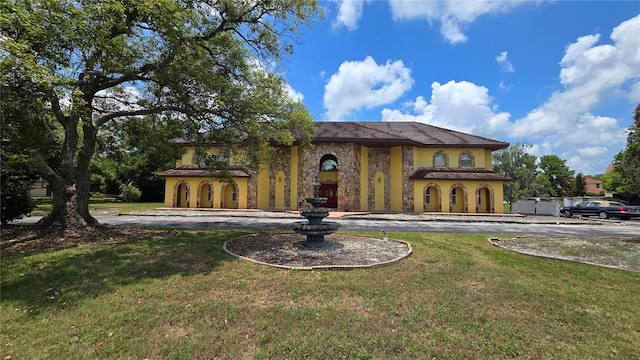 view of front of home featuring a front yard