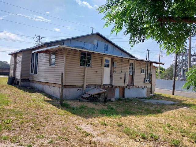 view of front of property featuring a front yard