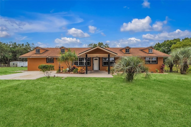 single story home featuring a front lawn