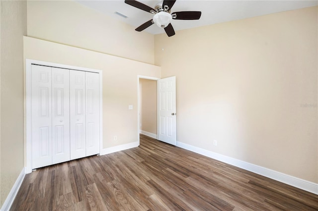 unfurnished bedroom with hardwood / wood-style floors, a closet, and ceiling fan