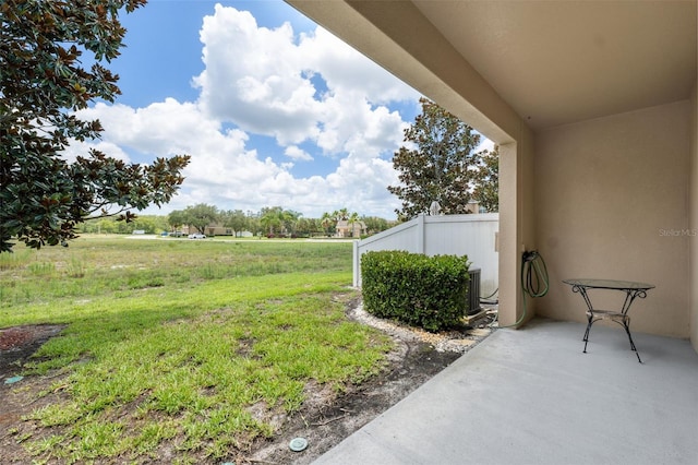 view of yard featuring a patio