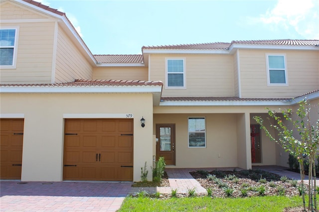 view of front facade featuring a garage