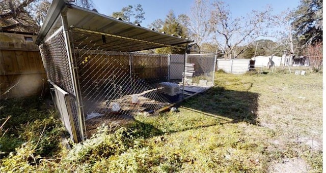 view of yard featuring an outdoor structure