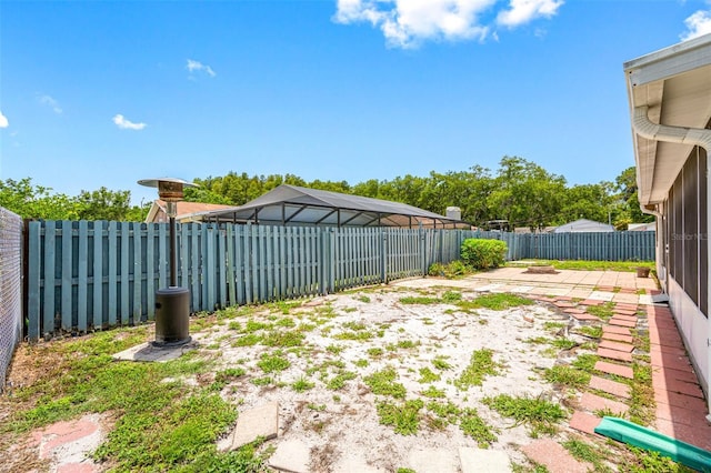 view of yard featuring a patio area