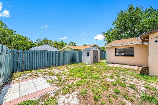 view of yard featuring a storage unit