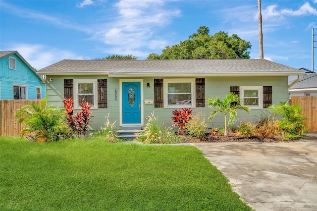 view of front facade with a front yard