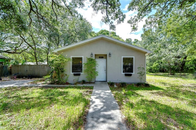 view of front facade featuring a front yard