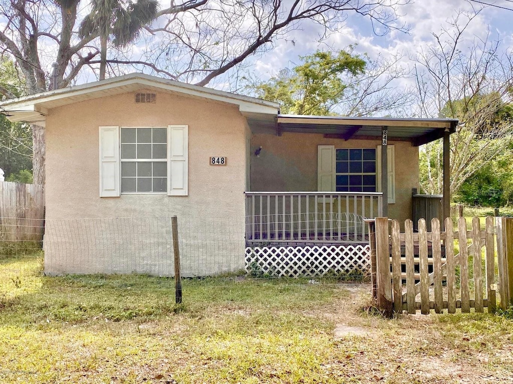 view of front facade with covered porch and a front lawn