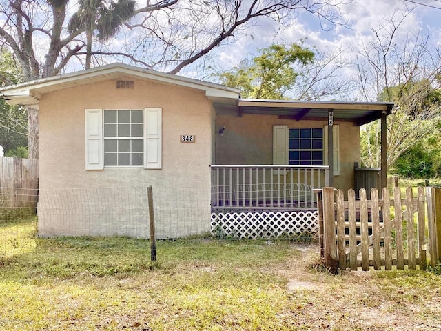 view of front facade with covered porch and a front lawn