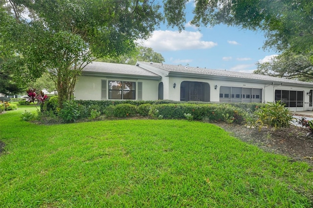 single story home featuring a front lawn