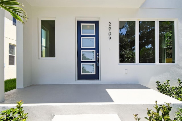 2909 W Spruce St, Tampa, FL 33607 - property entrance with stucco siding