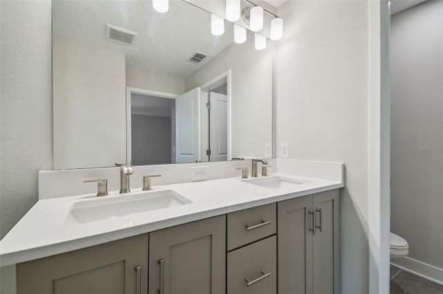 2909 W Spruce St, Tampa, FL 33607 - full bath with double vanity and toilet