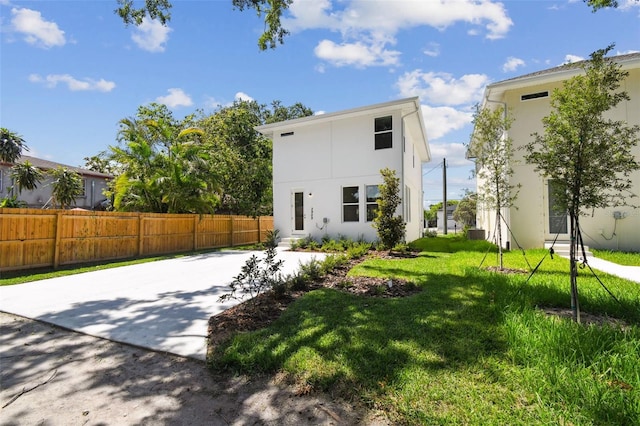 2909 W Spruce St, Tampa, FL 33607 - back of property with stucco siding