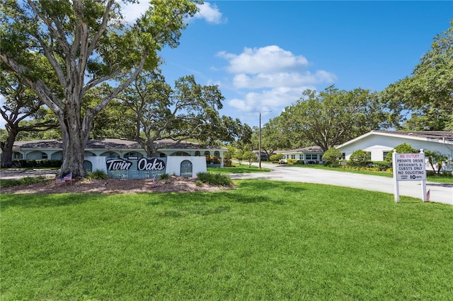 view of front of property featuring a front yard