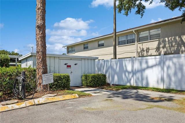 view of front of home featuring fence and stucco siding