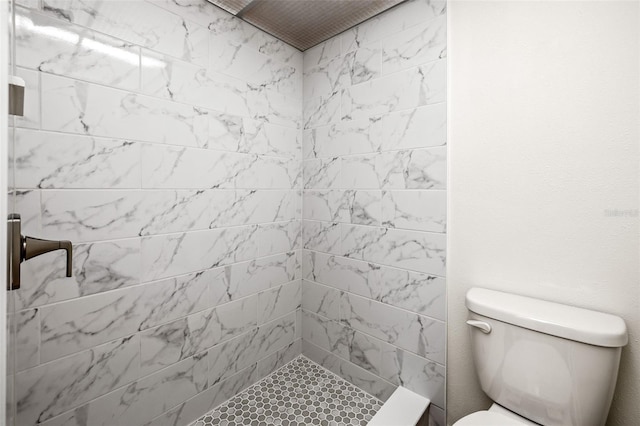 bathroom featuring toilet and tiled shower