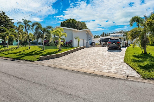 view of front facade with a front lawn