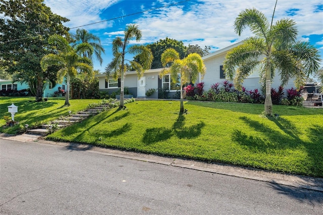 view of front of house featuring a front lawn