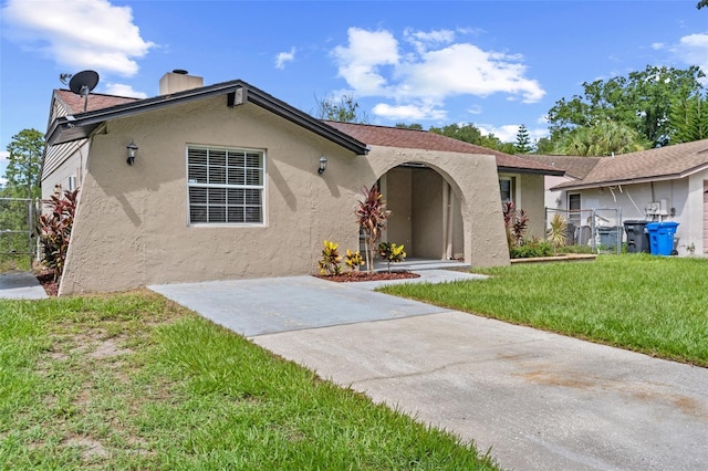 view of front of house featuring a front lawn