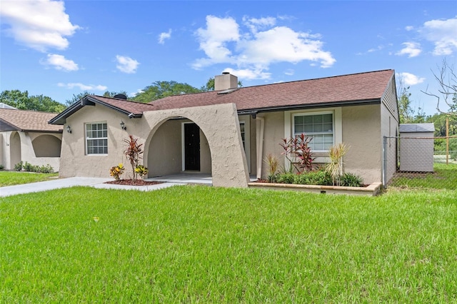 view of front of house featuring a front lawn