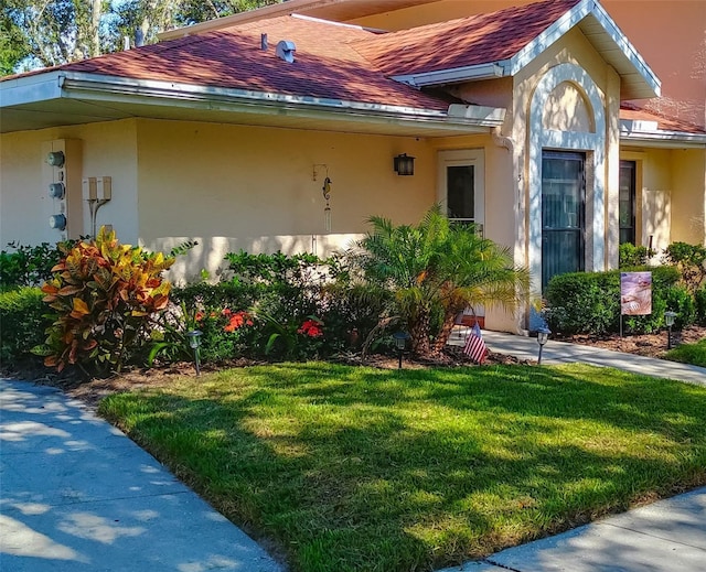 view of side of property featuring a yard