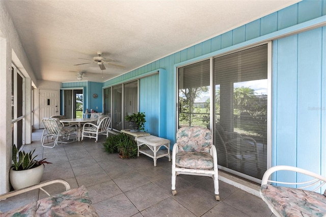 sunroom with ceiling fan