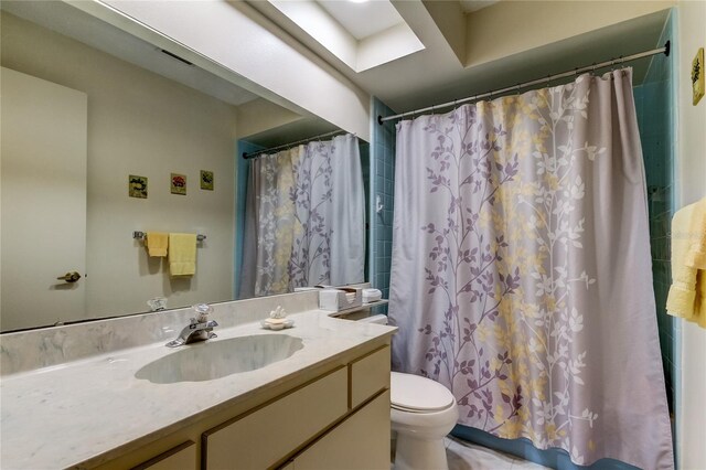 3283 Hilary Cir Unit 2C, Palm Harbor, FL 34684 - bathroom featuring toilet, vanity, and curtained shower