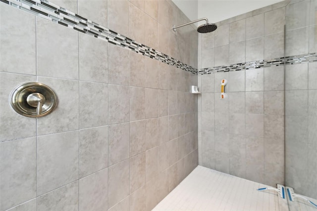 bathroom featuring tiled shower