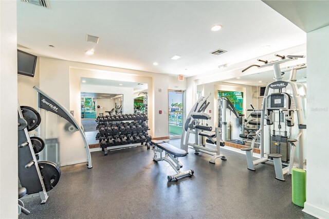 workout area with recessed lighting, visible vents, and baseboards