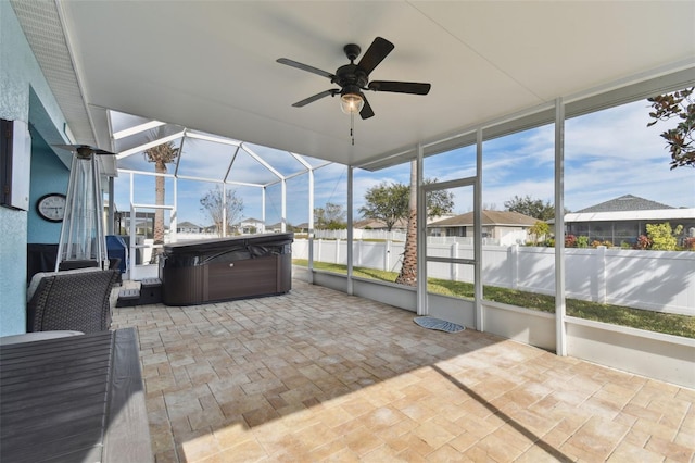 sunroom with ceiling fan