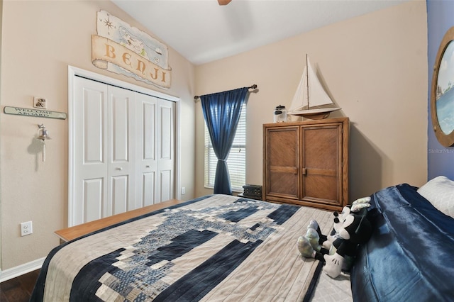 bedroom with hardwood / wood-style flooring, ceiling fan, and a closet