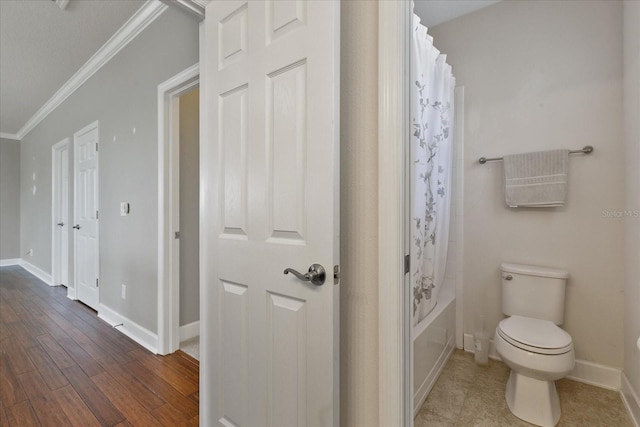 bathroom with hardwood / wood-style flooring, toilet, shower / bathtub combination with curtain, and ornamental molding